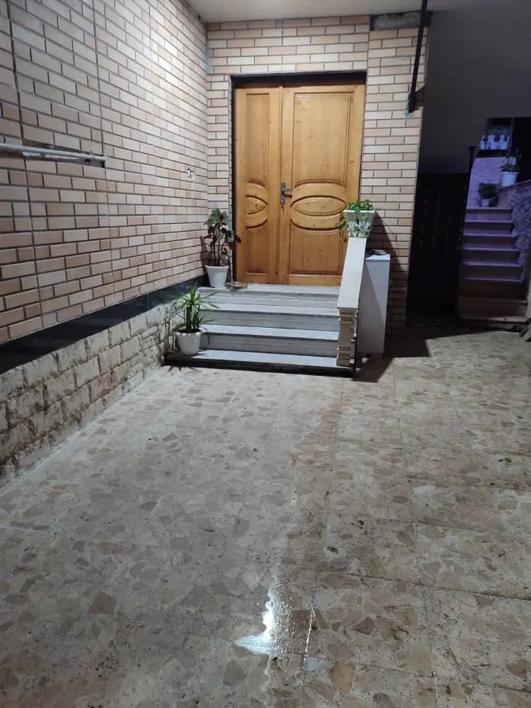 یک واحد از دو طبقه اجاره ای