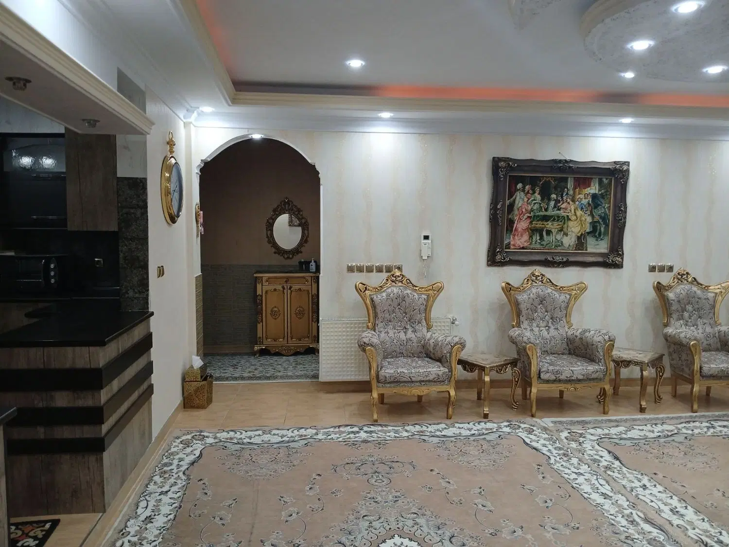 منزل دربست ا خوابه. دارای پارکینگ و حیاط.