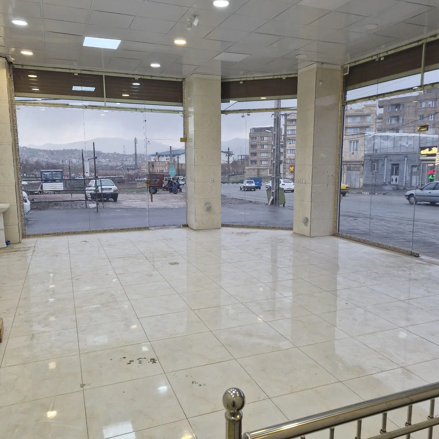 اجاره مغازه وزیرزمین به مساحت ۲۴۰متر