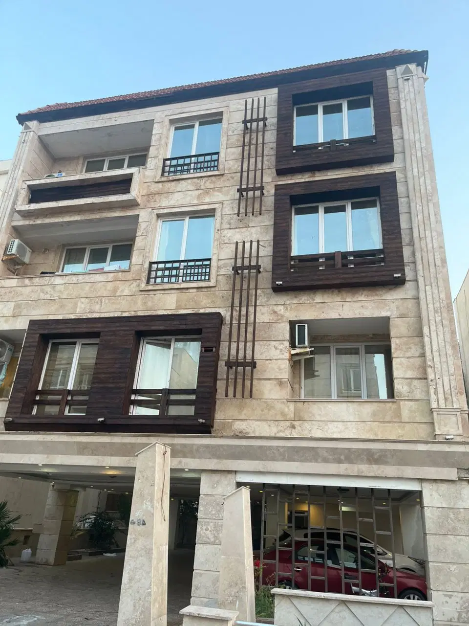 بیستون ده ۸۵ متری بازسازی شده تخلیه هست
