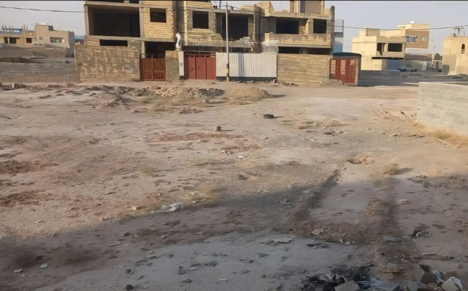 زمین ۱۸۰ متری مسکونی با جواز ساخت