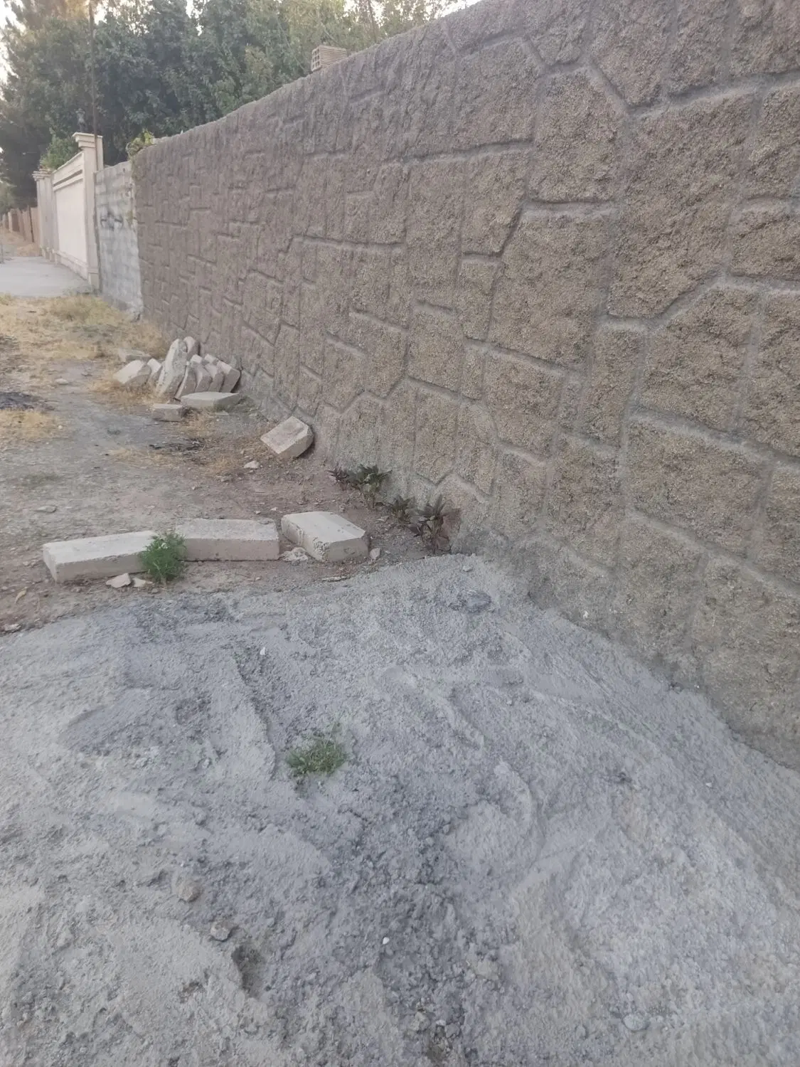 زمین دهکده گلستان دیوار کشی شده