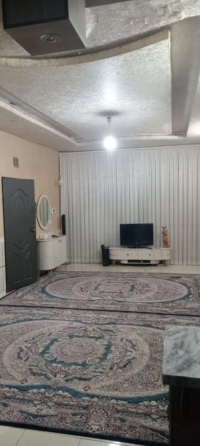 آپارتمان تک واحدی داخل حاشیه