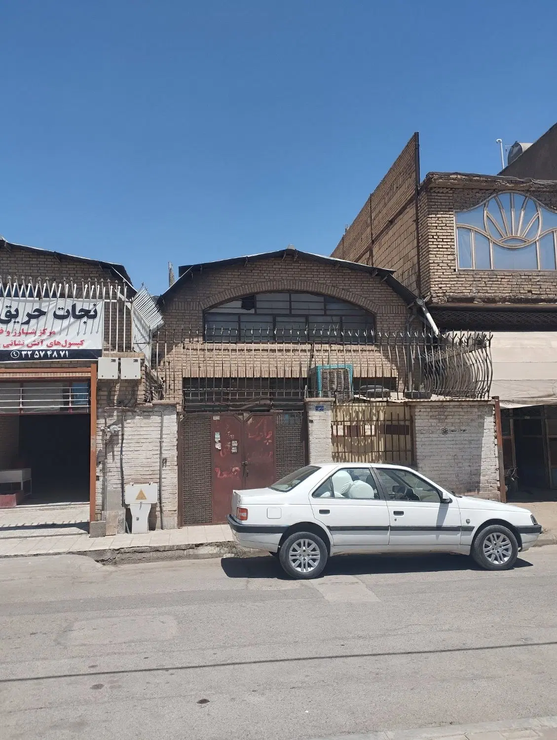 سالن و کارگاه نمایشگاهی تجاری حاشیه بلوار مفتح