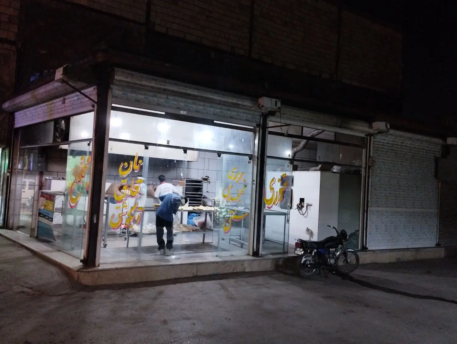 یک باب مغازه نبش چهار راه اصلی با هوایی