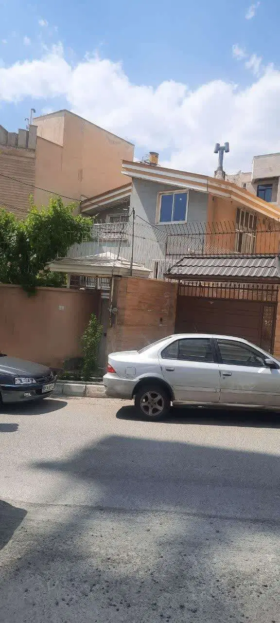 ویلا ۳۰۵متر زمین ۳آپارتمان با۳سند تک پردیس فاز۲