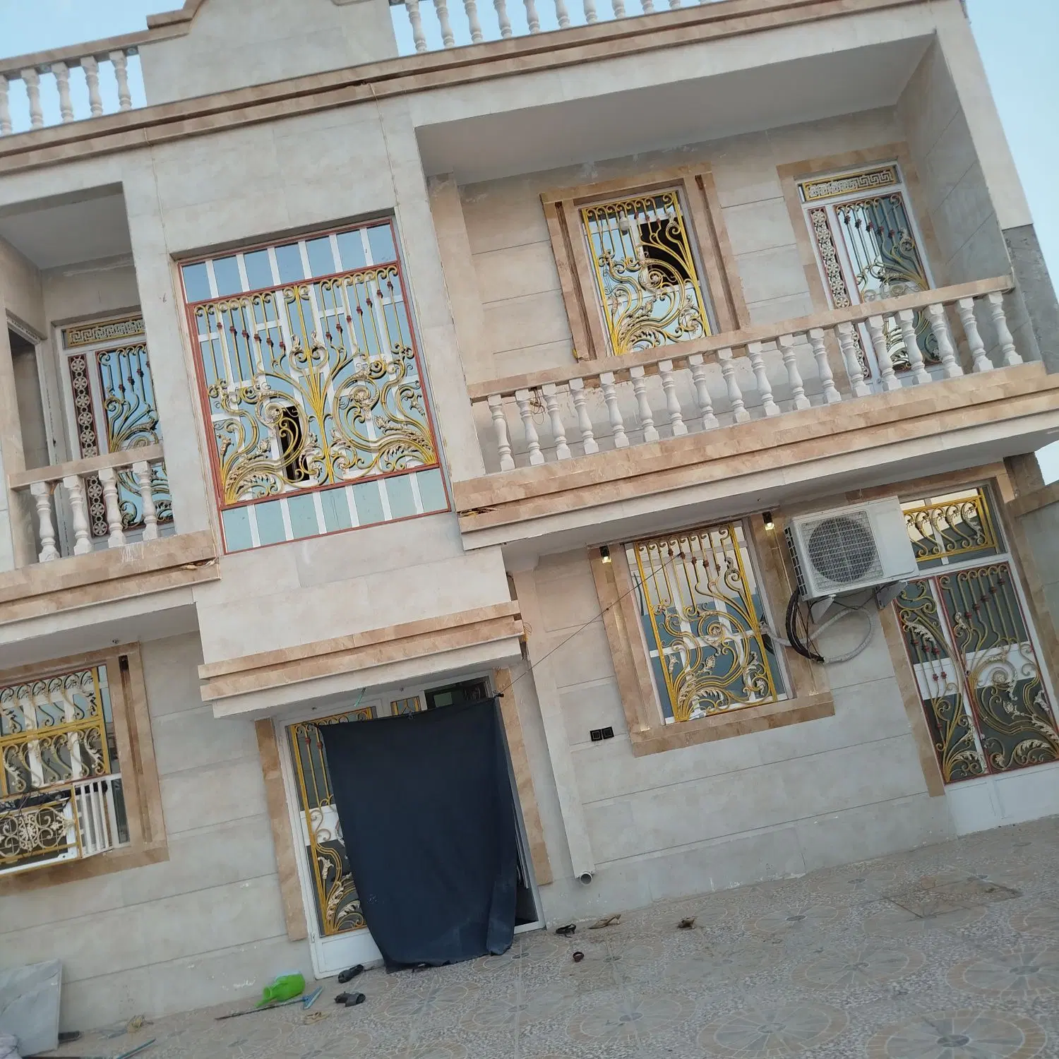 طبقه بالا اجاره داده میشود