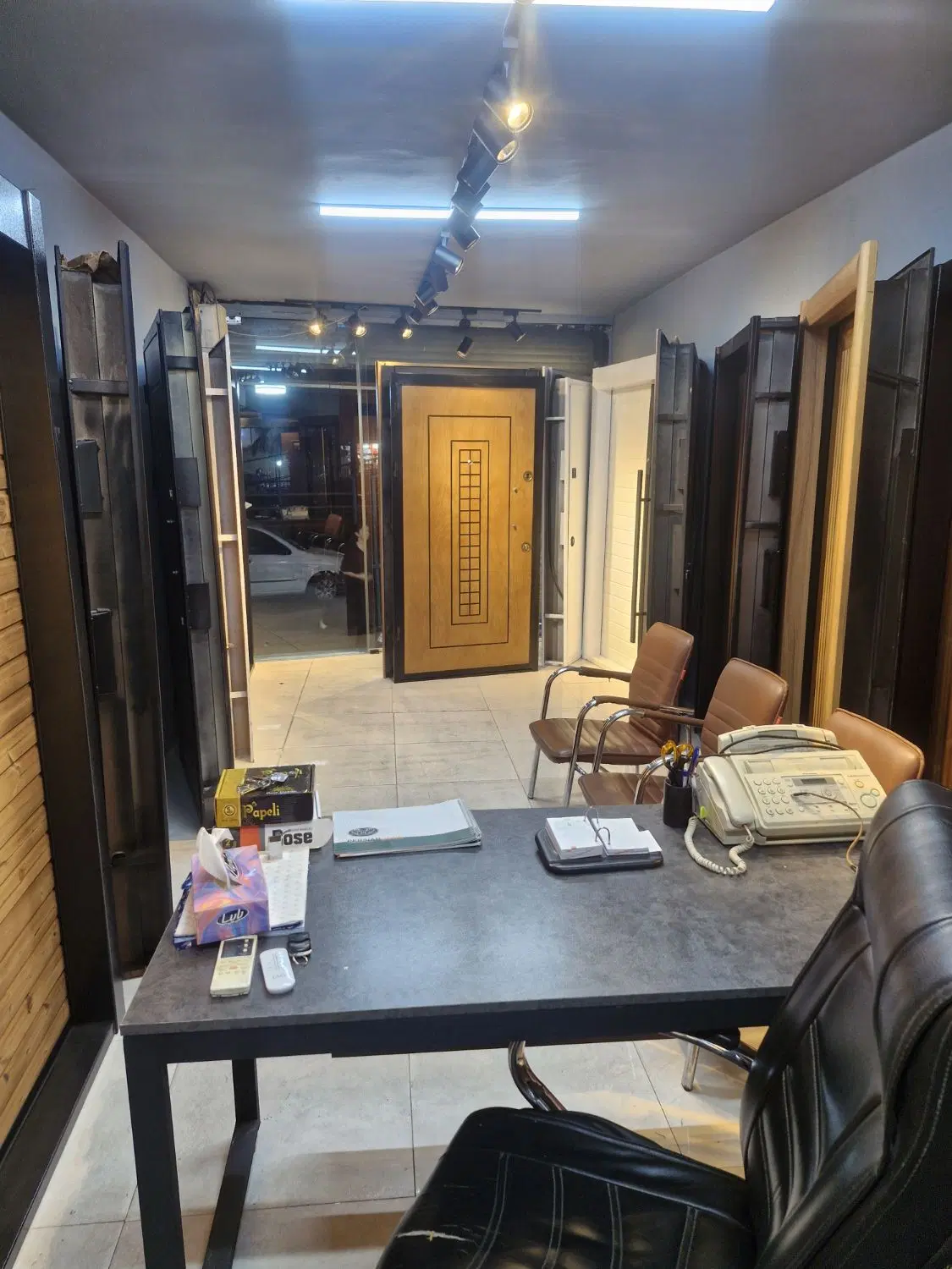مغازه بر بزرگراه رسالت