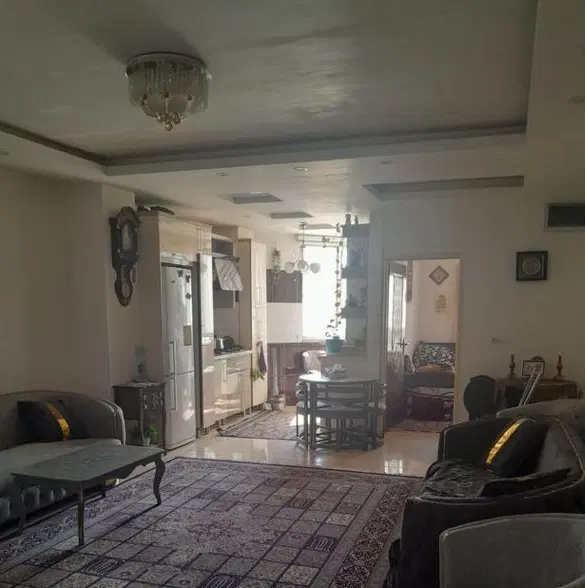 ۹۷ متر رو به حیاط غرق در آفتاب با پارکینگ اختصاصی