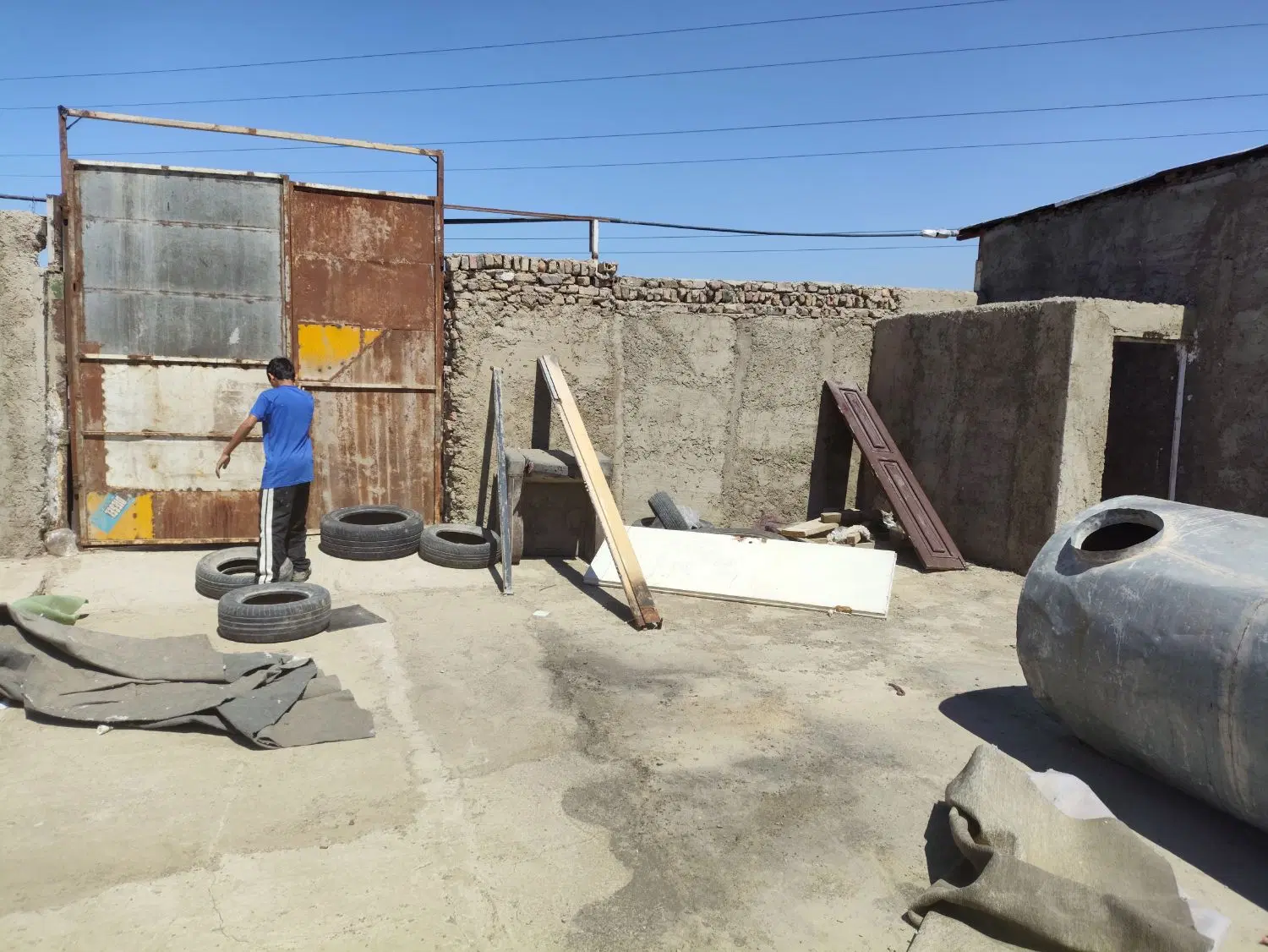 انبار و سوله مرتضی گرد چهاردیواری صفحه کفسازی شده