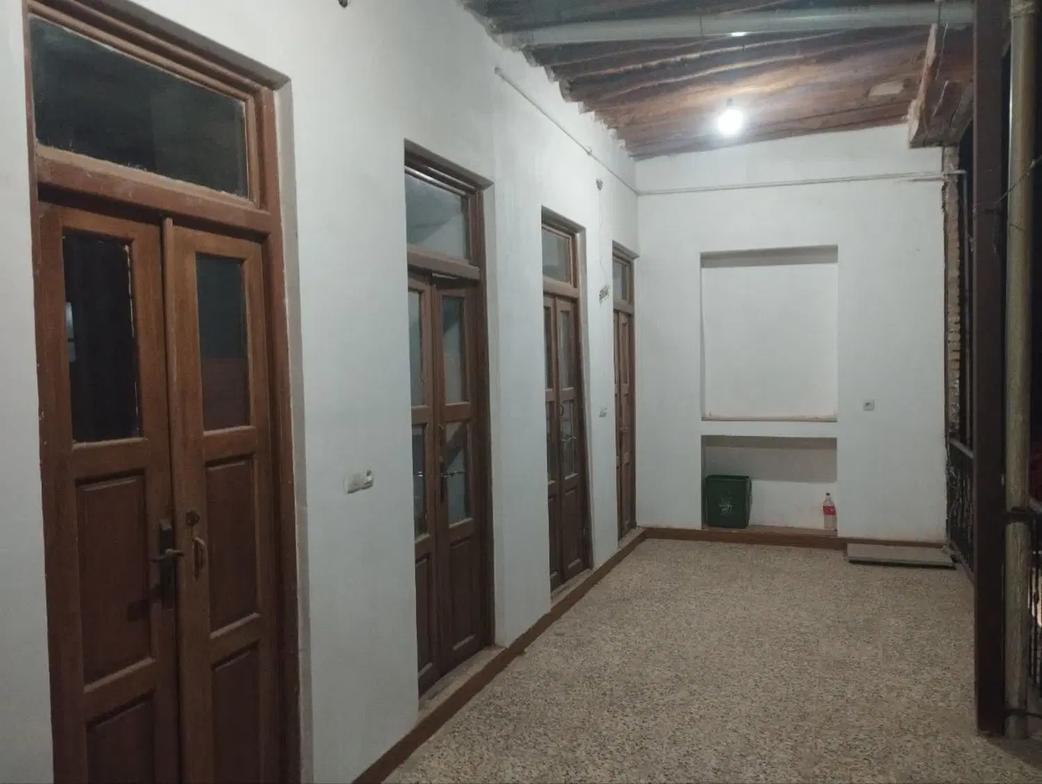 عمارت قدیمی بازسازی شده کنار زاینده رود باغبهادران
