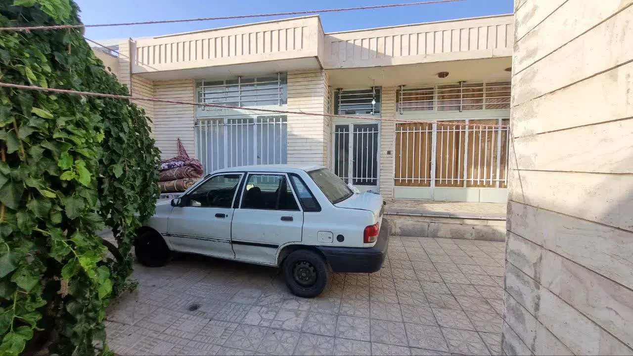 فروش ملک ۲۰۰ متری با مغازه تجاری بر خیابان و پارک
