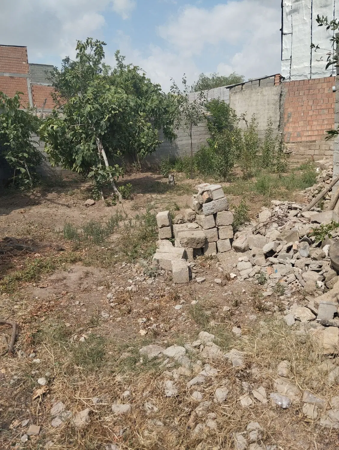 زمین حدود ۱۵۰ متر واقع در وسط قوجمز تو کوچه