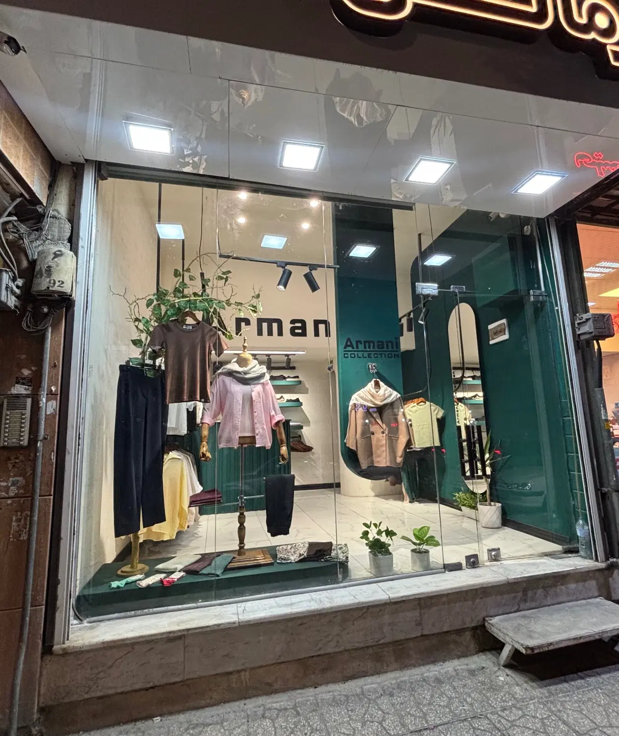 واگذاری بوتیک زنانه آرمانی (فول تجهیز)