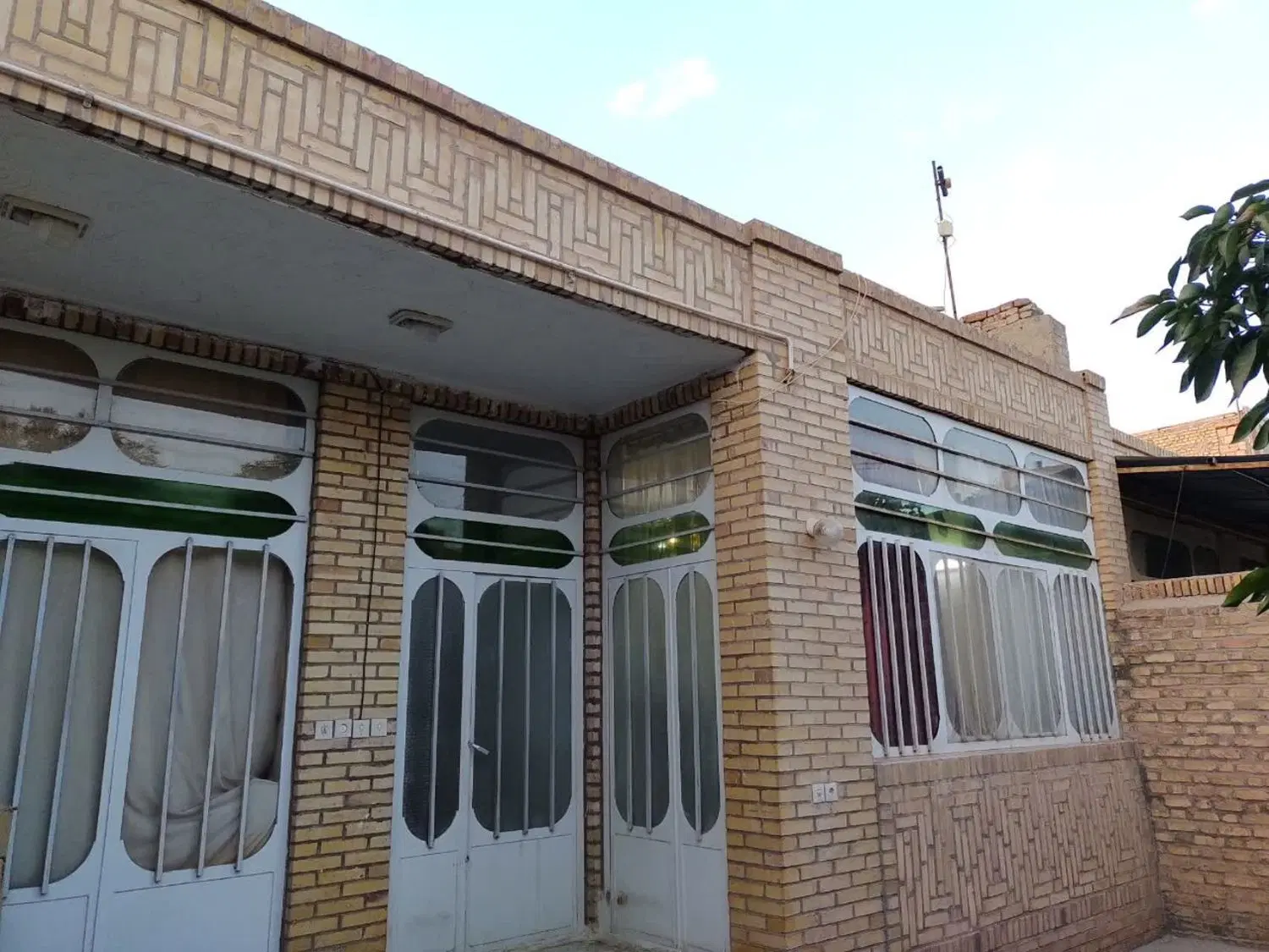 خانه ویلایی حیاط‌دار (مناسب سرمایه‌گذاری)در یزد