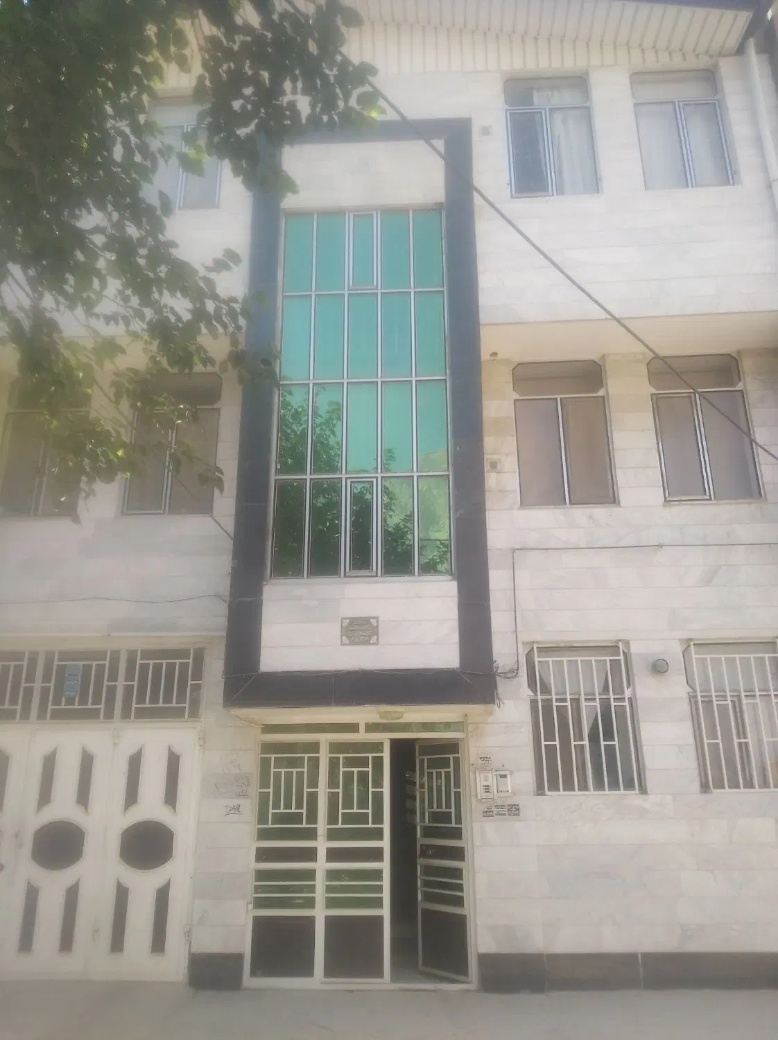 ساختمان مسکونی