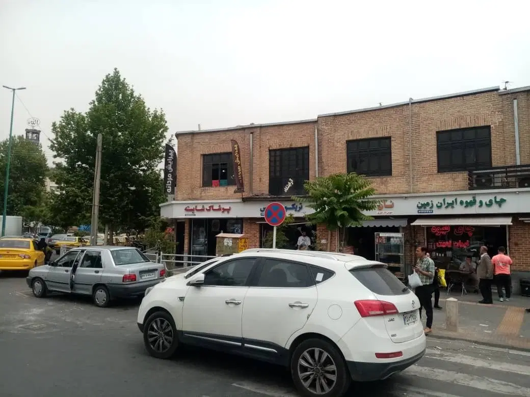 مغازه بر میدان اصلی کرج