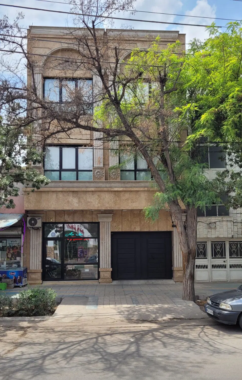 اجاره زمین دور دیوار شده