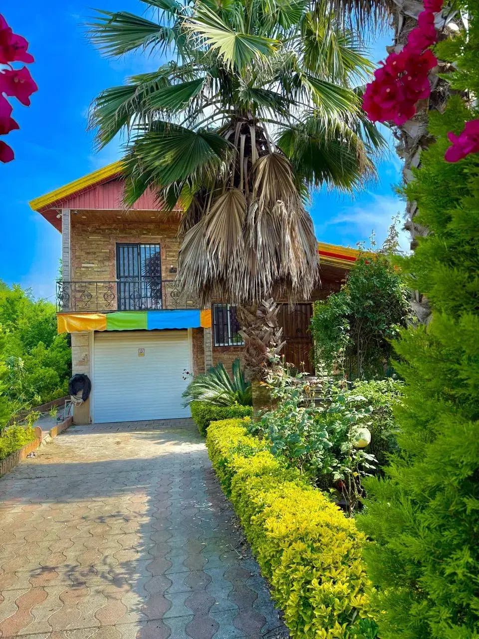 خانه سنتی مشجر*گل‌تزیینی*پول زمینه فقط