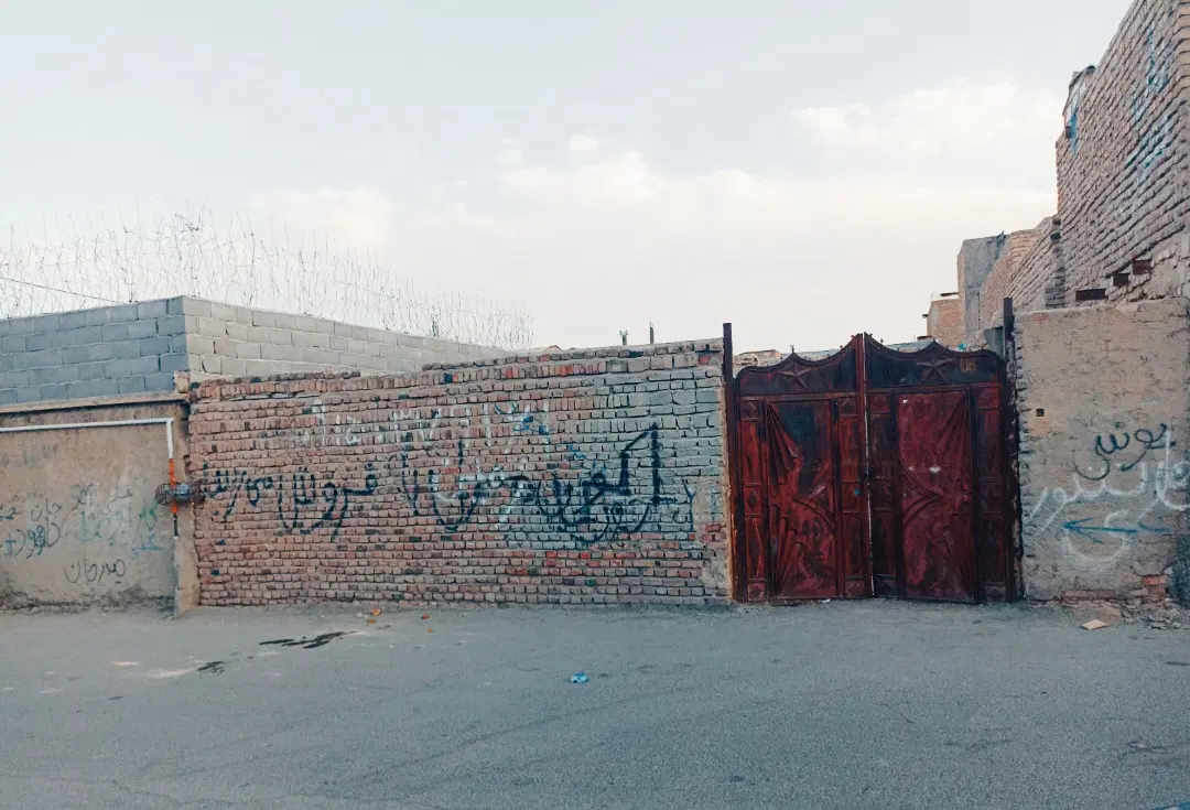 منزل کلنگی چهار طرف دیوار داخل تخریب شده