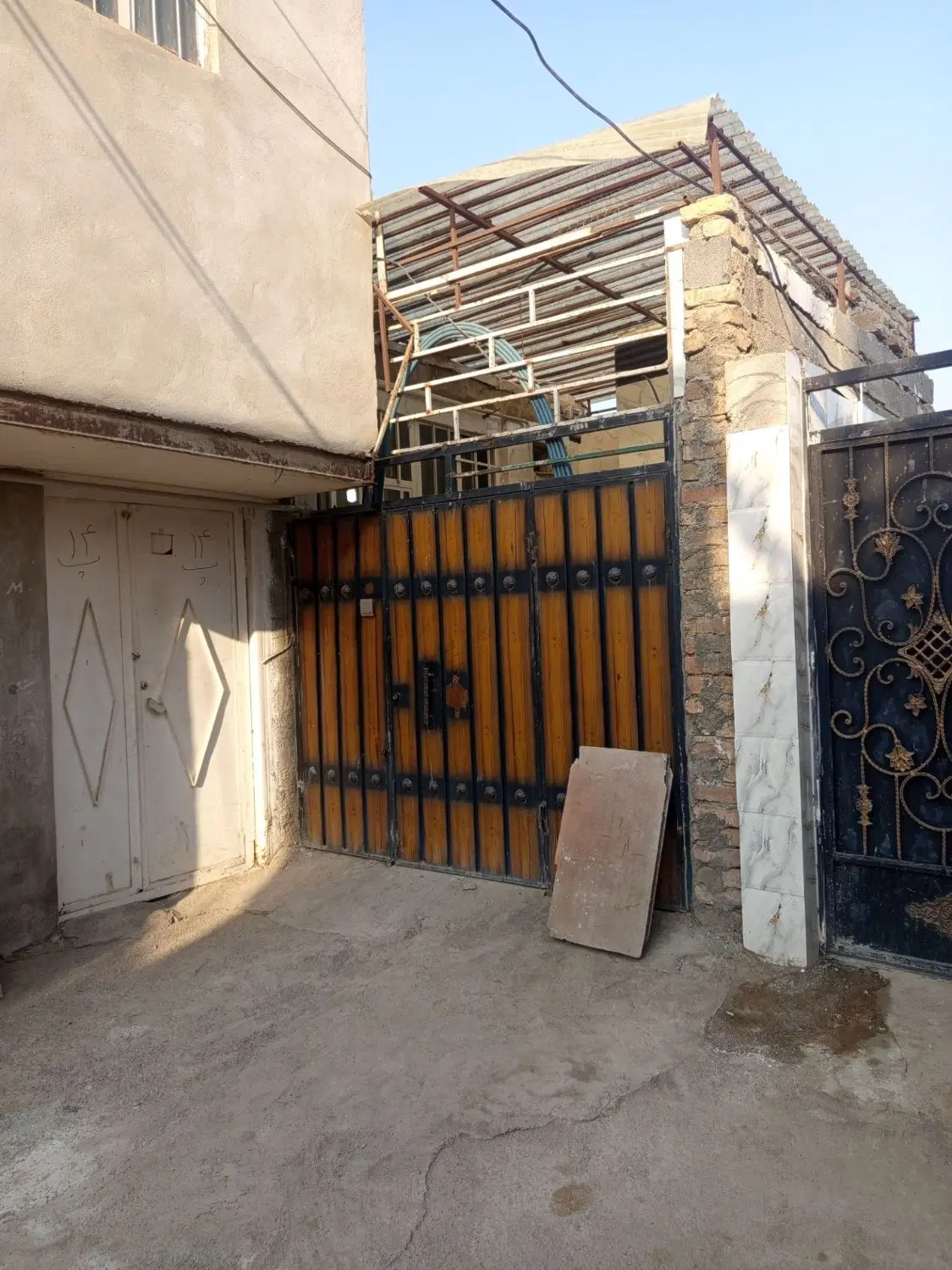 یک عدد خانه ویلایی بازسازی شده در حافظیه ملک آباد