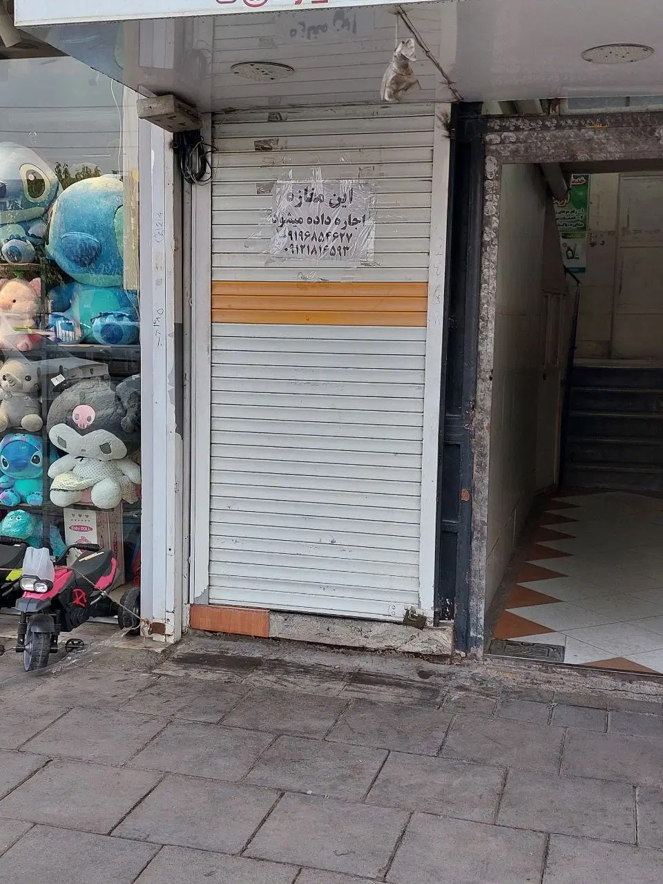 زیرپله بر خیابان اصلی