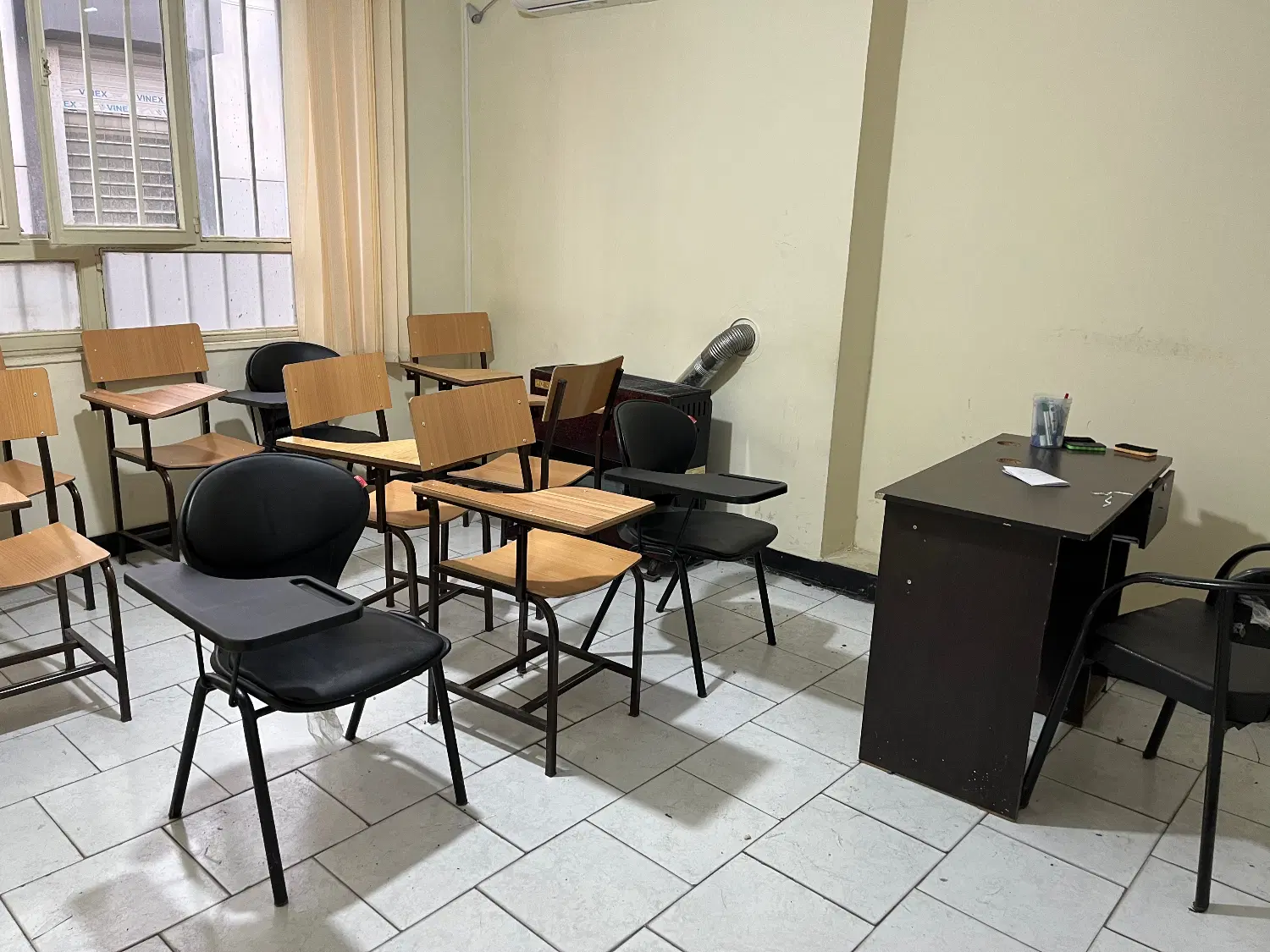 اجاره واحد اداری هشتاد و پنج متری بر خیابان خمینی
