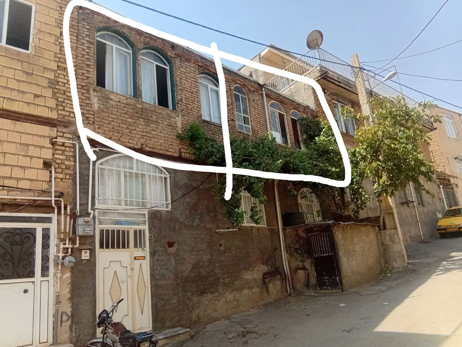 خانه دو طبقه که طبقه دوم که دو واحده بفروش میرسد