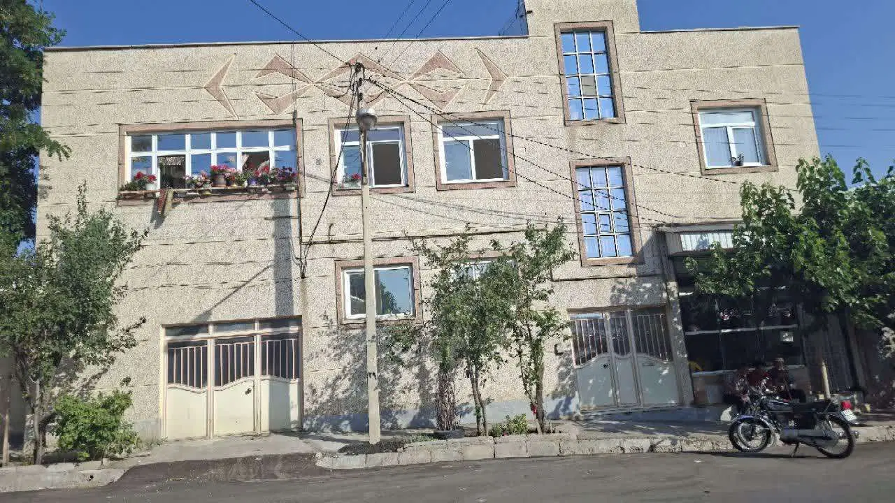 اجاره یک واحد مسکونی همکف از خانه دوطبقه بر خیابان
