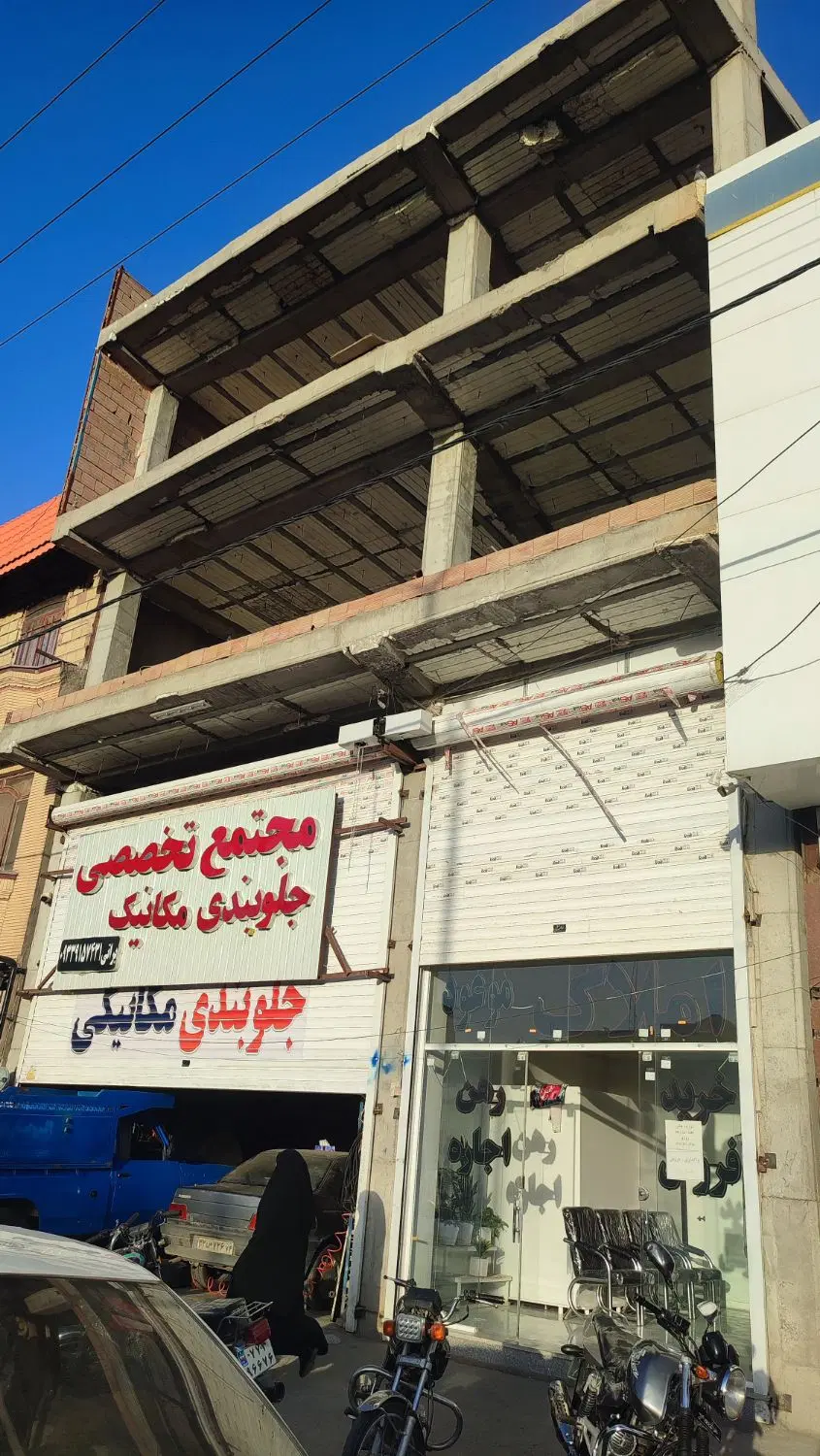 دو دستگاه آپارتمان  نیمه ساز ، حاشیه فهمیده