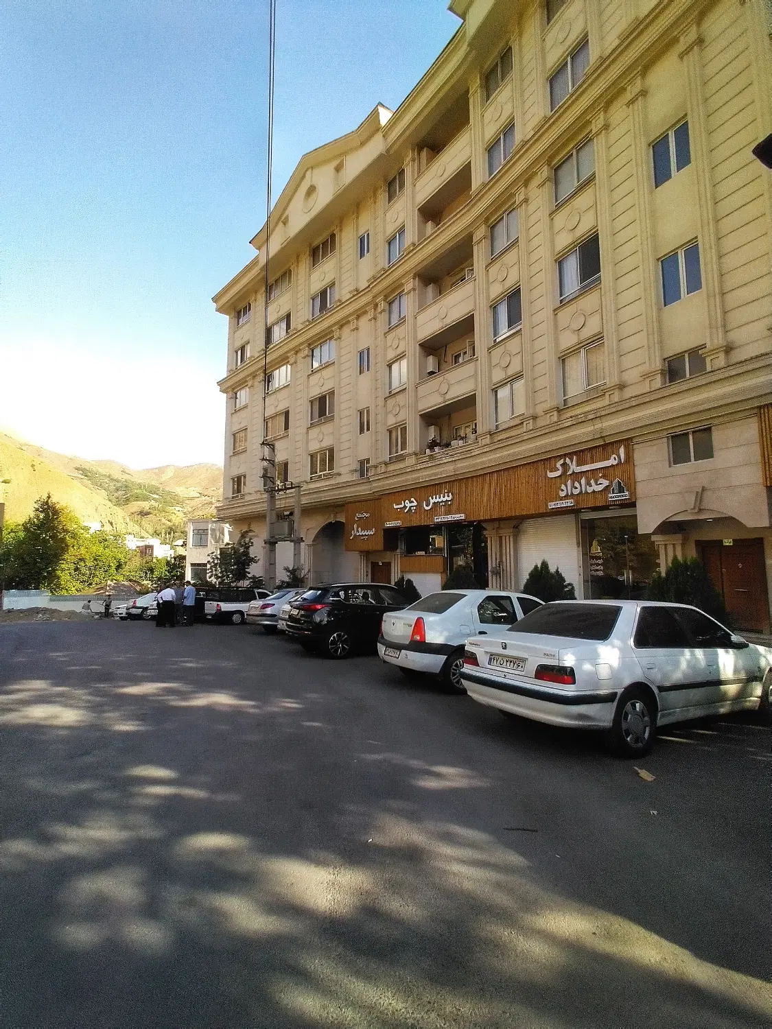 مغازه ۸۲ متری بر خیابان اصلی _ جای پارک جلوی مغازه