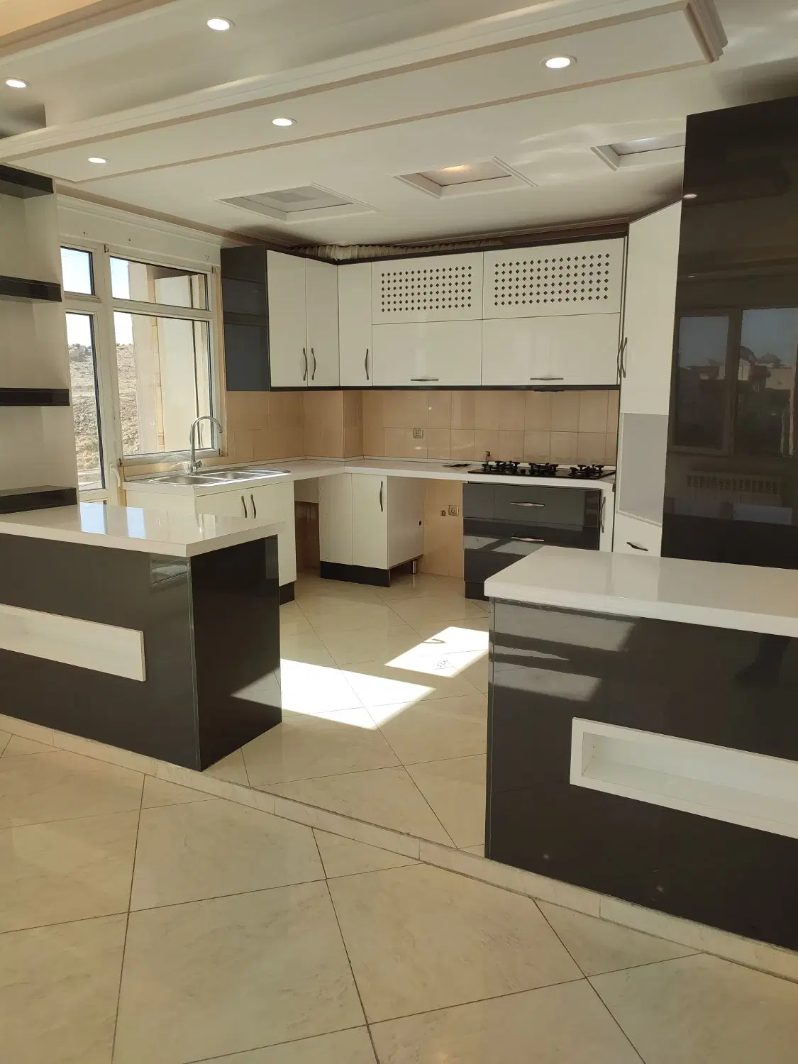 فاز 2 محله 2 ، 143 متر ، 3 خواب تاپ لوکیشن