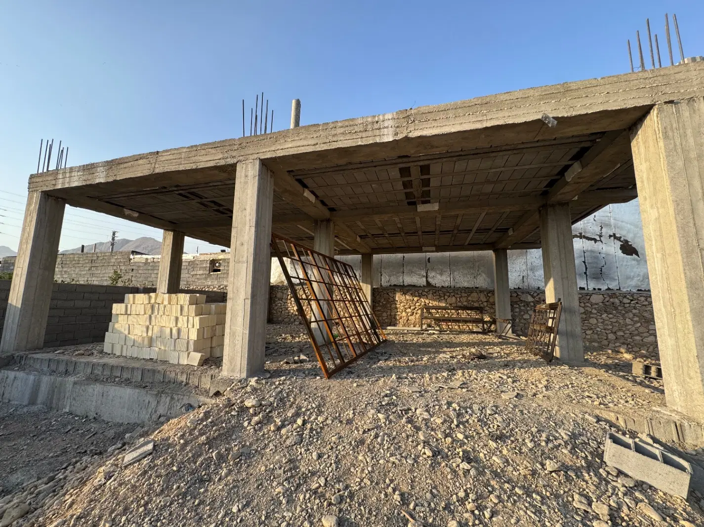 فروش ۵۰۰ متر زمین با ویلای نیمه کاره