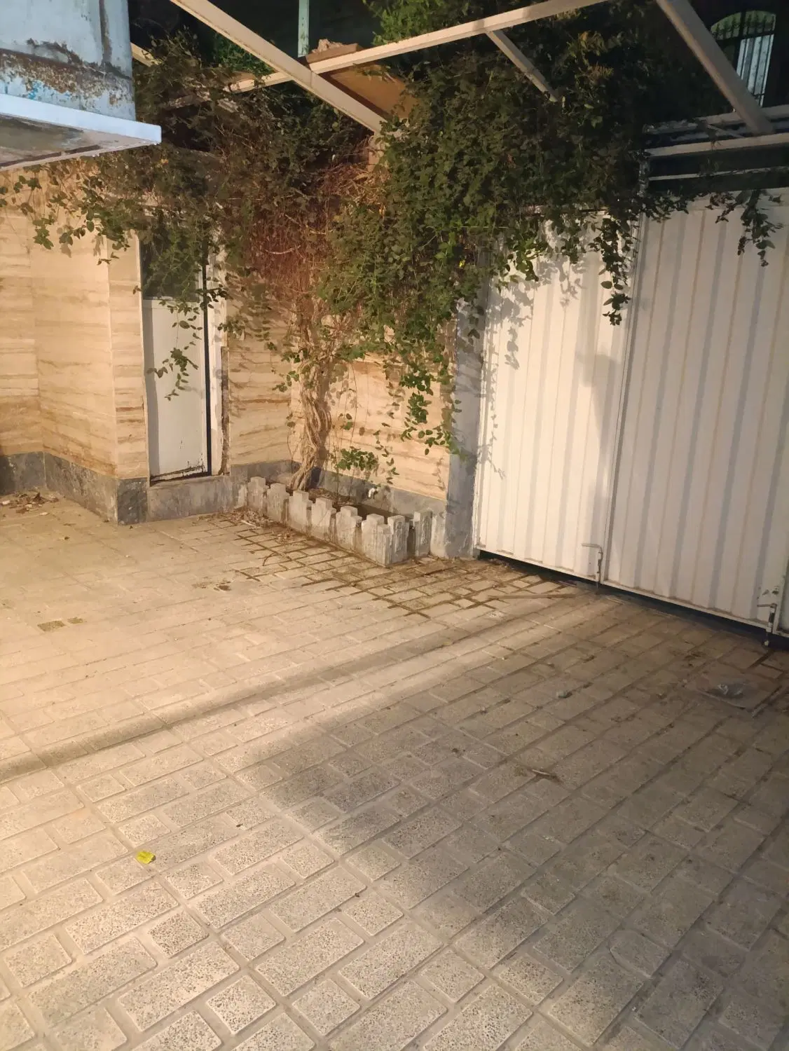 گلستانک خیابان بهرامی شمالی ۱۳۶متر سند دار