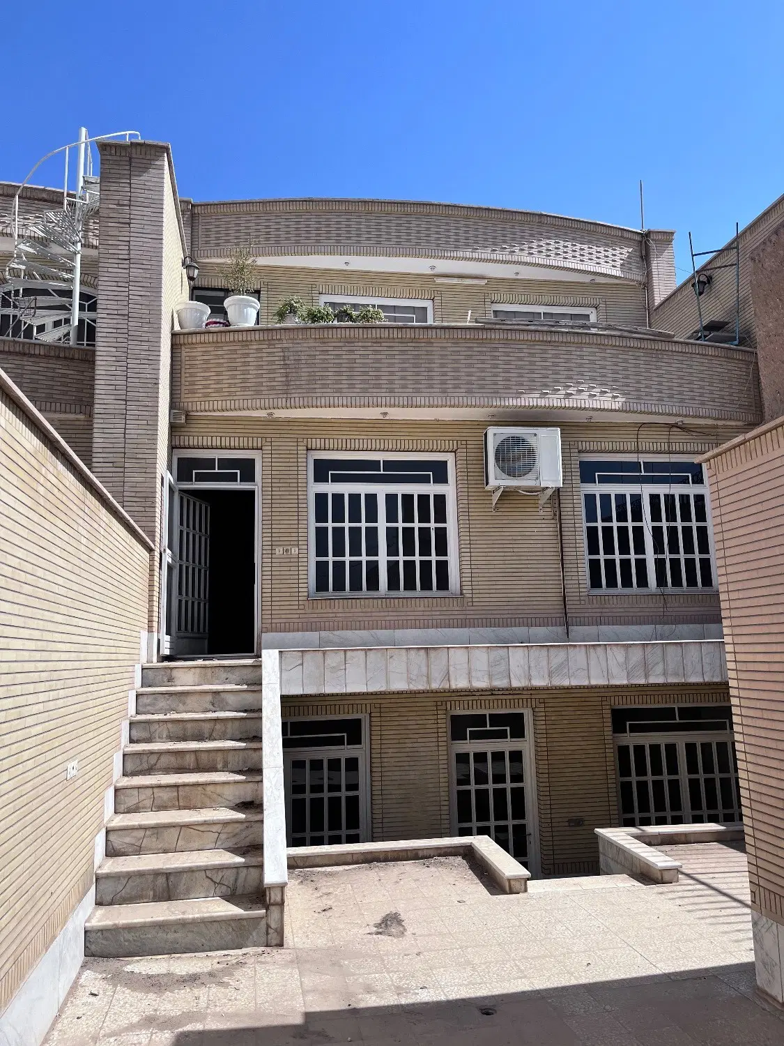 واحد مسکونی واقع در خیابان رجایی کاشان