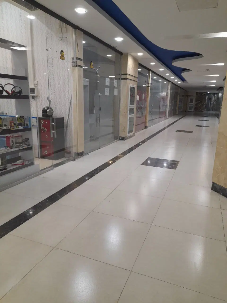 مغازه در بازار بزرگ ملل
