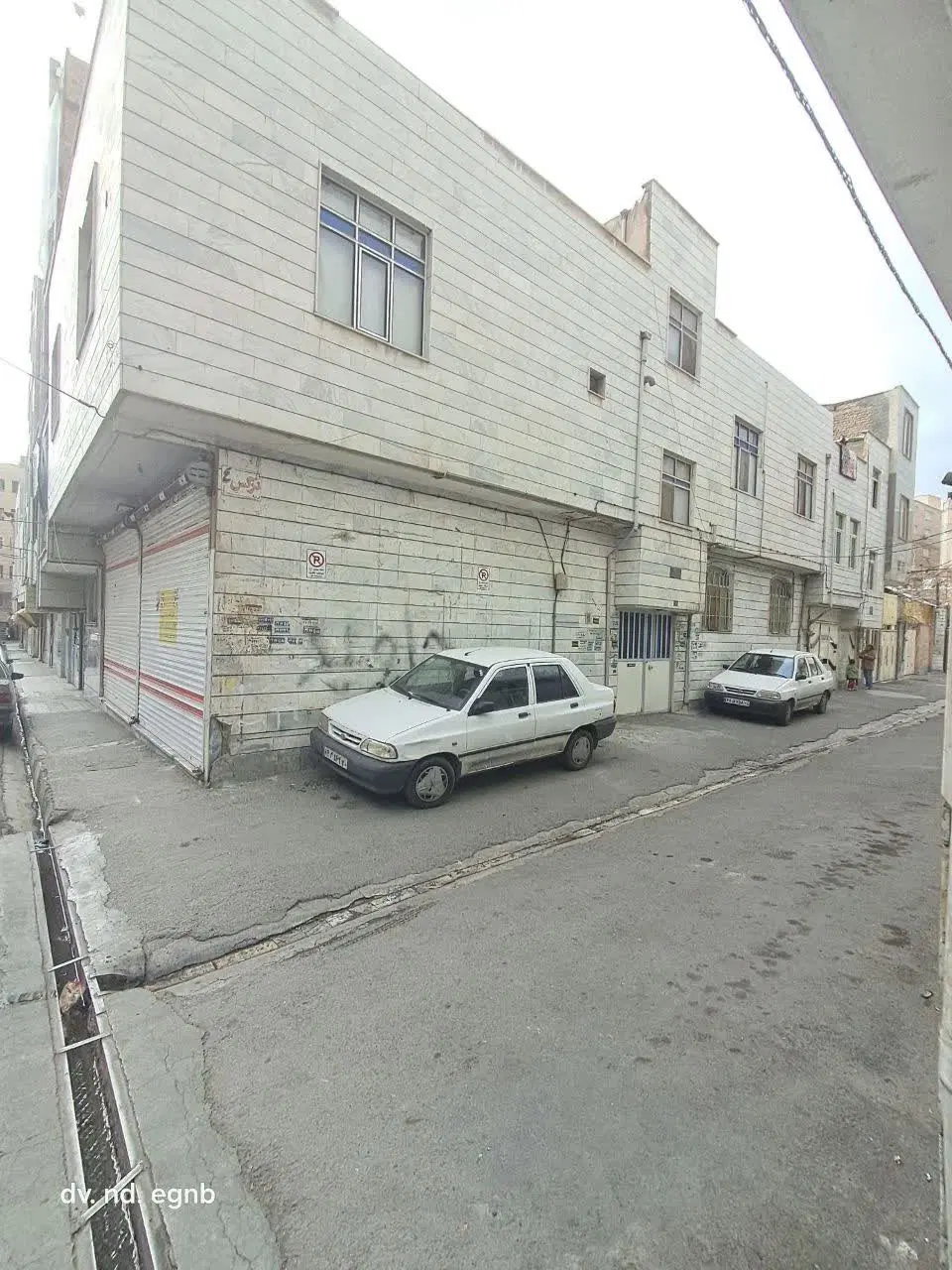 ساختمان مسکونی با زمین (شامل دو واحد و دو مغازه)