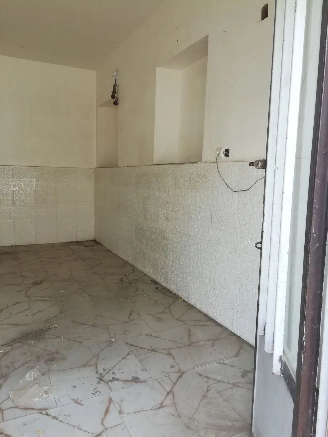 ملک مسکونی وتجاری نبش جمهوری 28