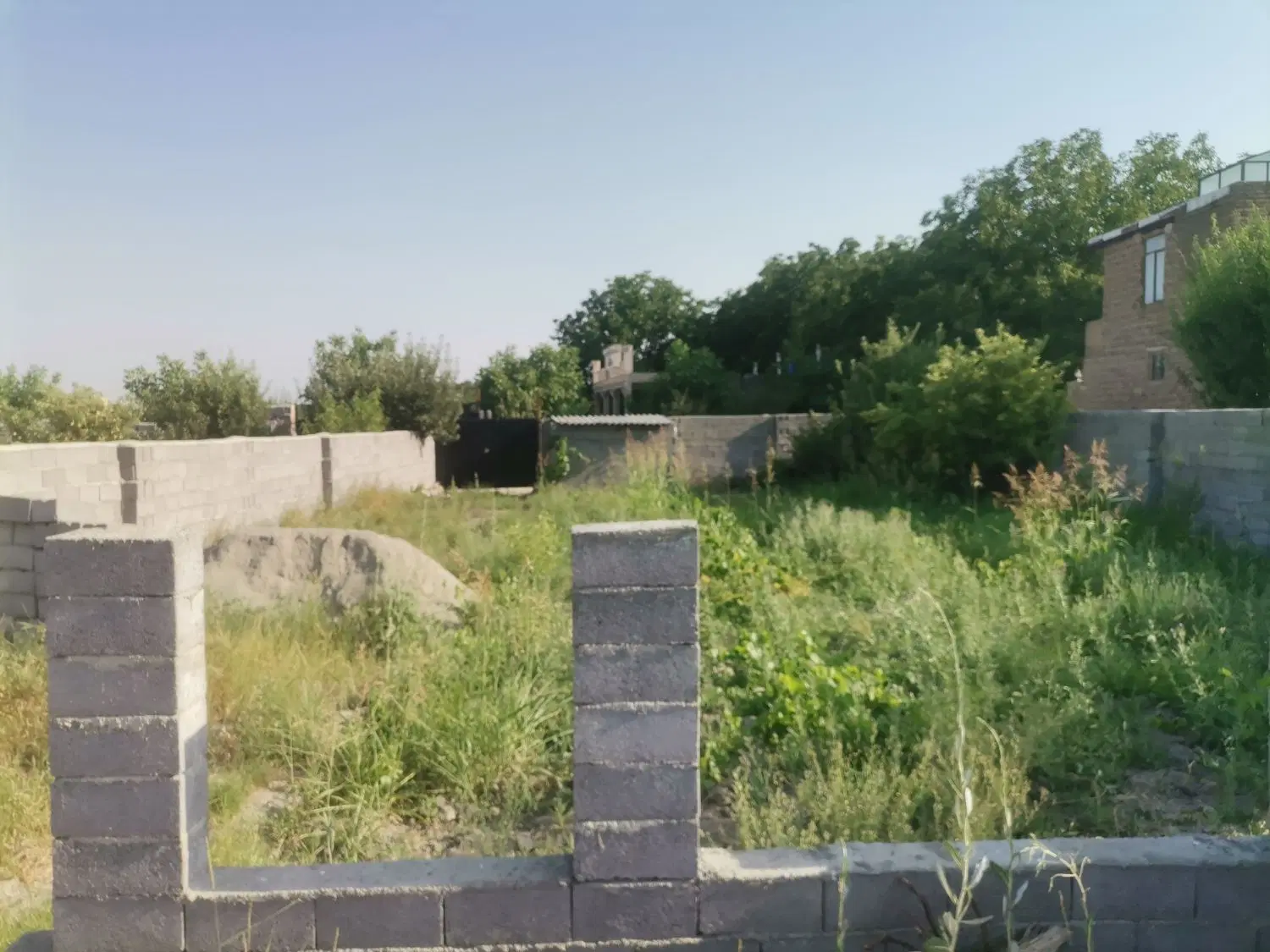 چهار دیواری دارایه درب وورودی مینیاتوری