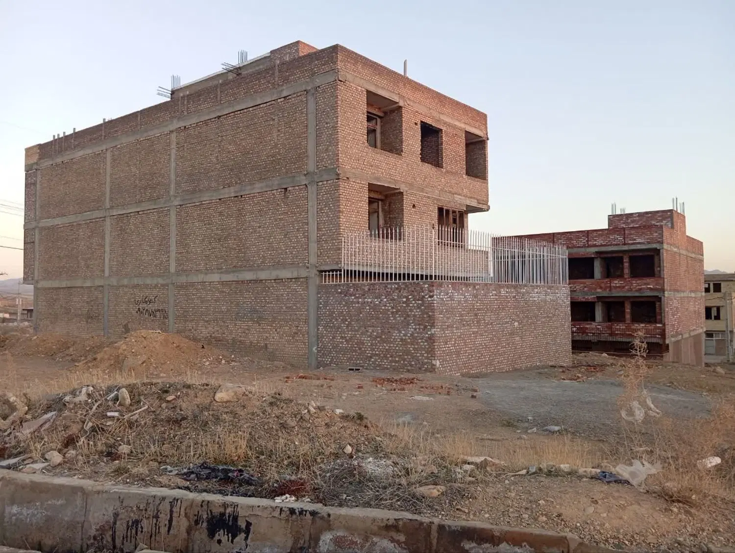 آپارتمان سه طبقه نیمه کاره و دو مغازه