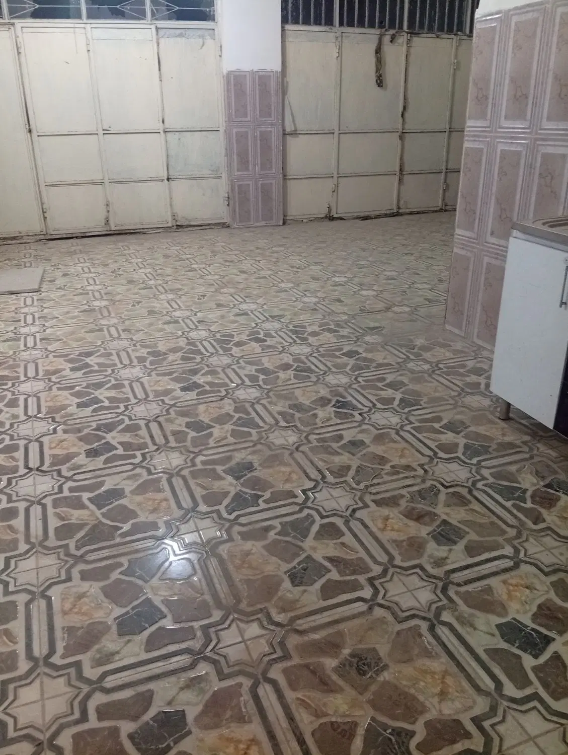 دومغاز سالم هستن دور میدان زادی است سر جاده