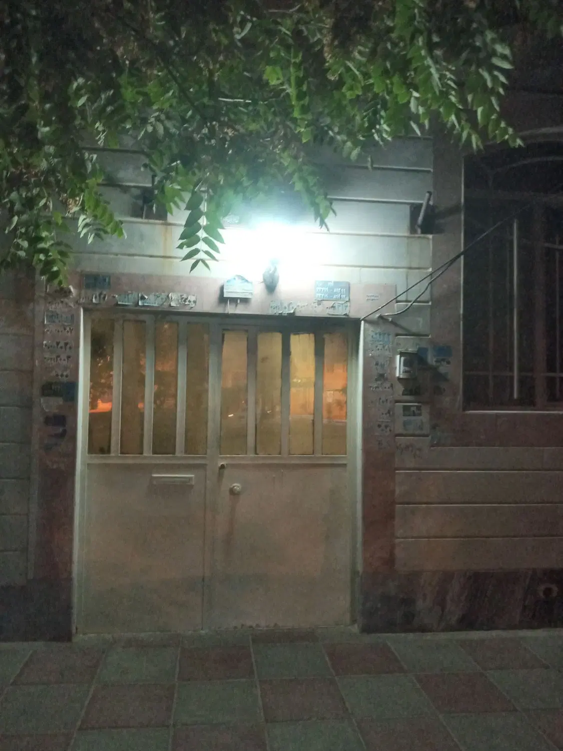خانه تمیز برخیابان با لوکیشن عالی
