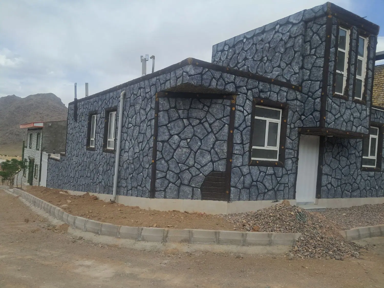 خانه ویلایی. ۲۰۰ متری در روستای. مزرعه ملا