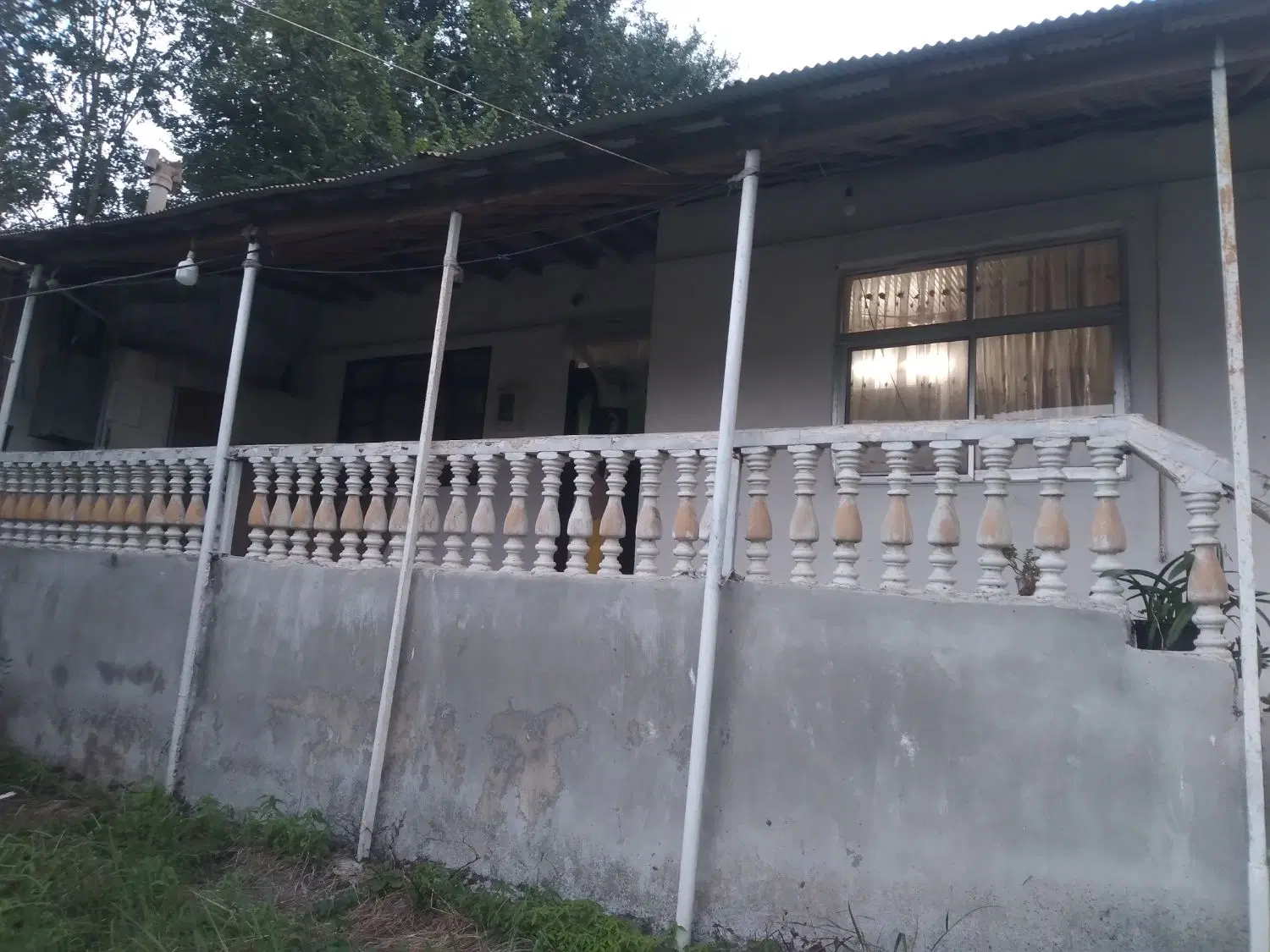 خانه ومحوطه ۱۶۰۰ متری برجاده
