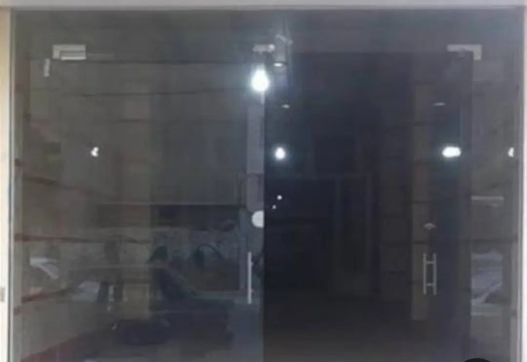 یک باب مغازه بهر خیابان اصلی