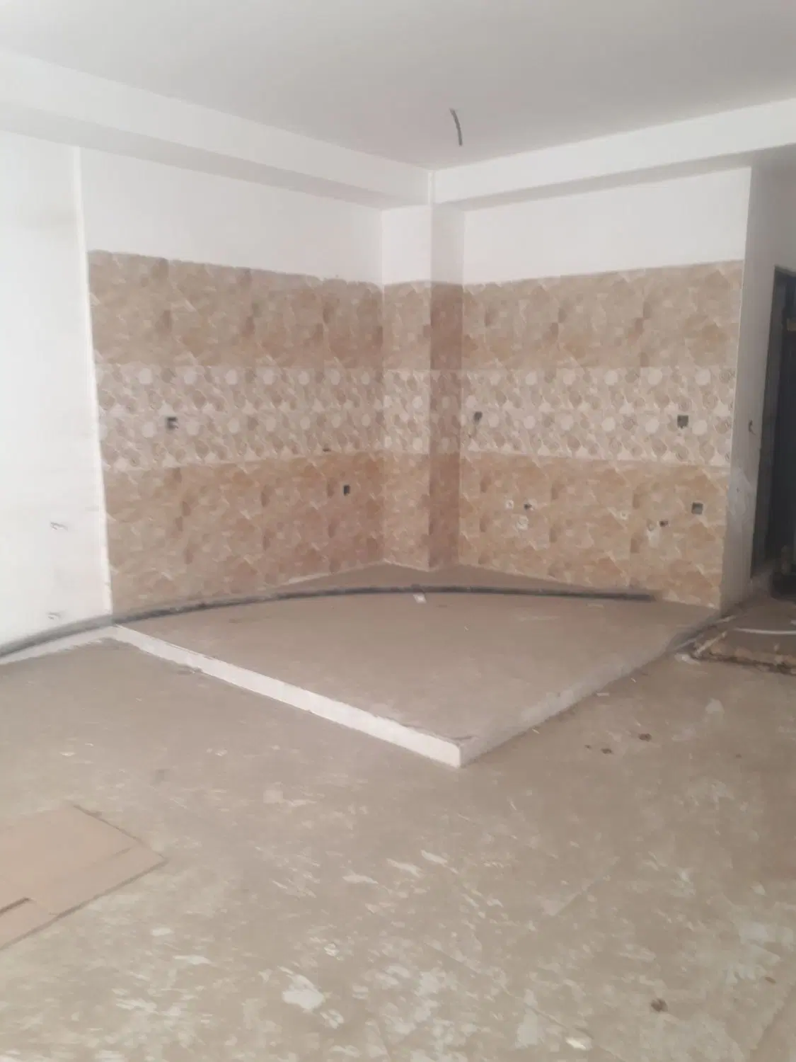 طبقه اول ۸۵ متری نیمه ساخته