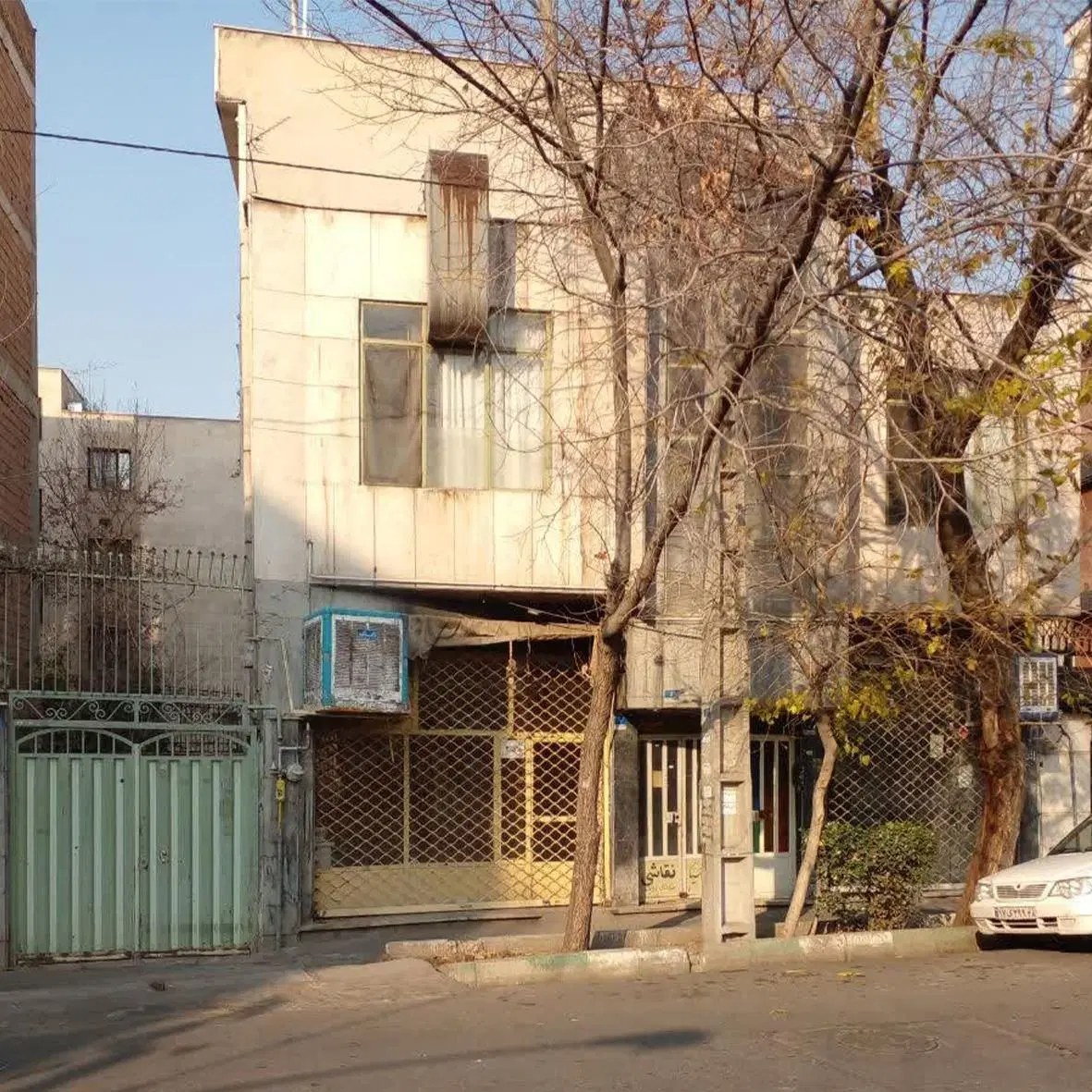203 متر خانه ویلایی همراه با 2 مغازه