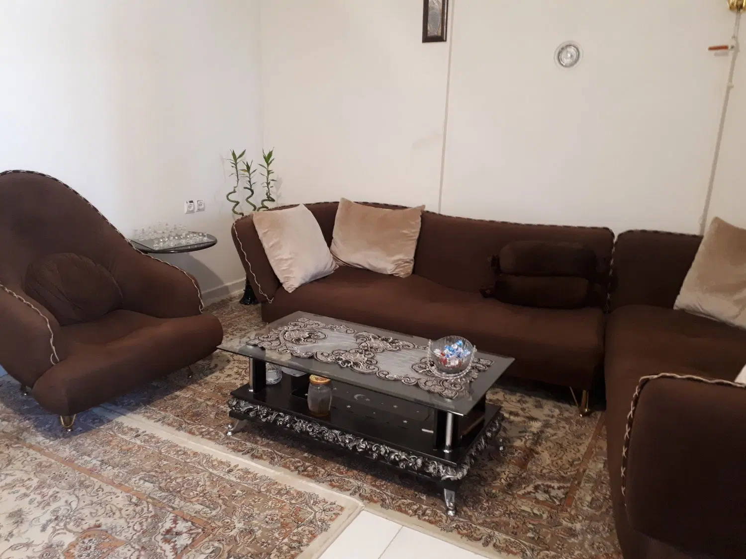 همخانه می‌پذیرم