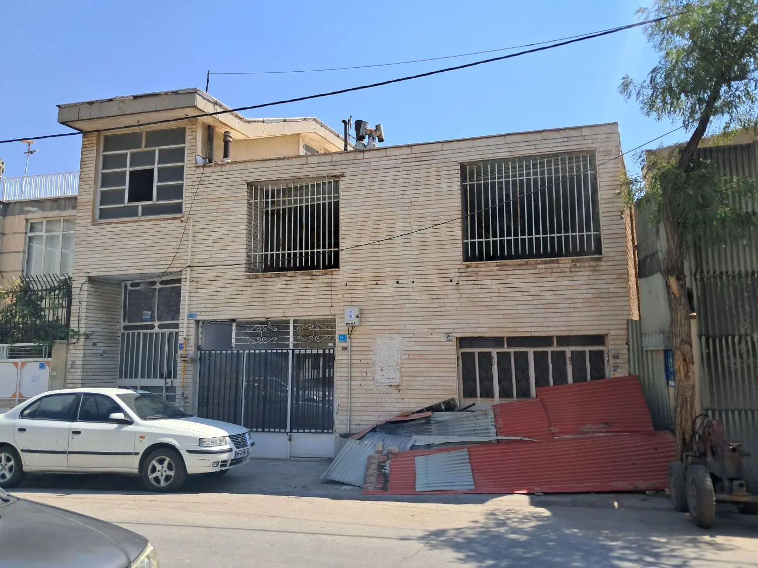 خیابان ۱۹ دی ۲۴۸ متر زمین همراه ۴۰۰ متر بنا