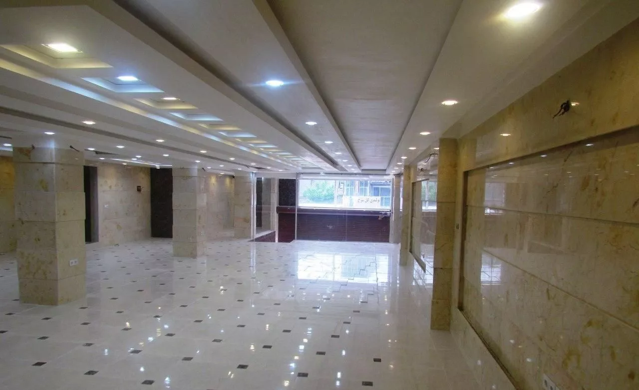مغازه ۲۶۰ متر فول امکانات، امکان نصب تابلوتا 6متر